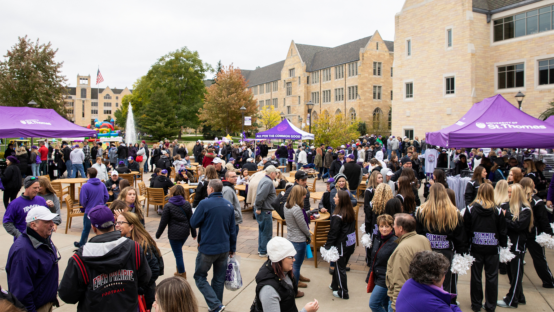 Alumni, students, and friends meet for Purple on the Plaza in 2018