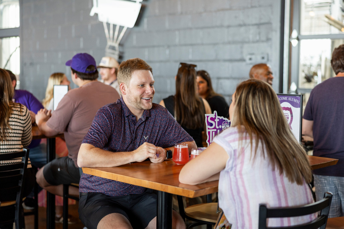 Tommie alumni gathered at a table at Insight Brewing