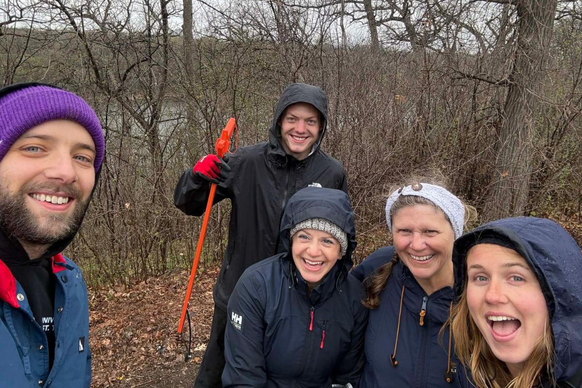 Tommies volunteer at the Mississippi River