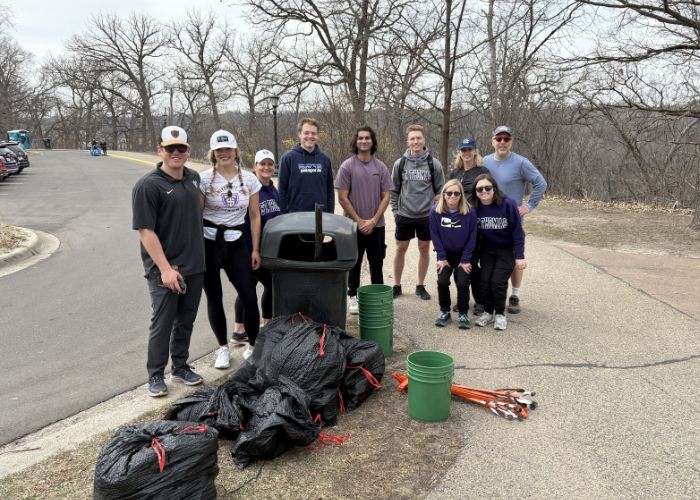 Tommie alumni clean up along the Mississippi River.