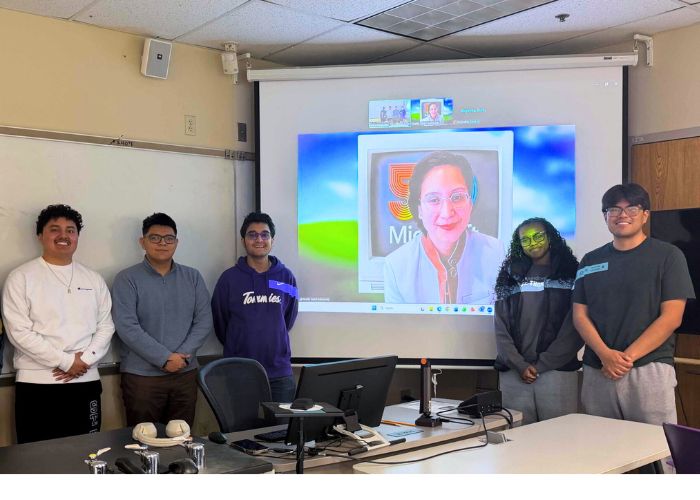 Microsoft Leader Returns to Mentor Tech-Minded Tommies