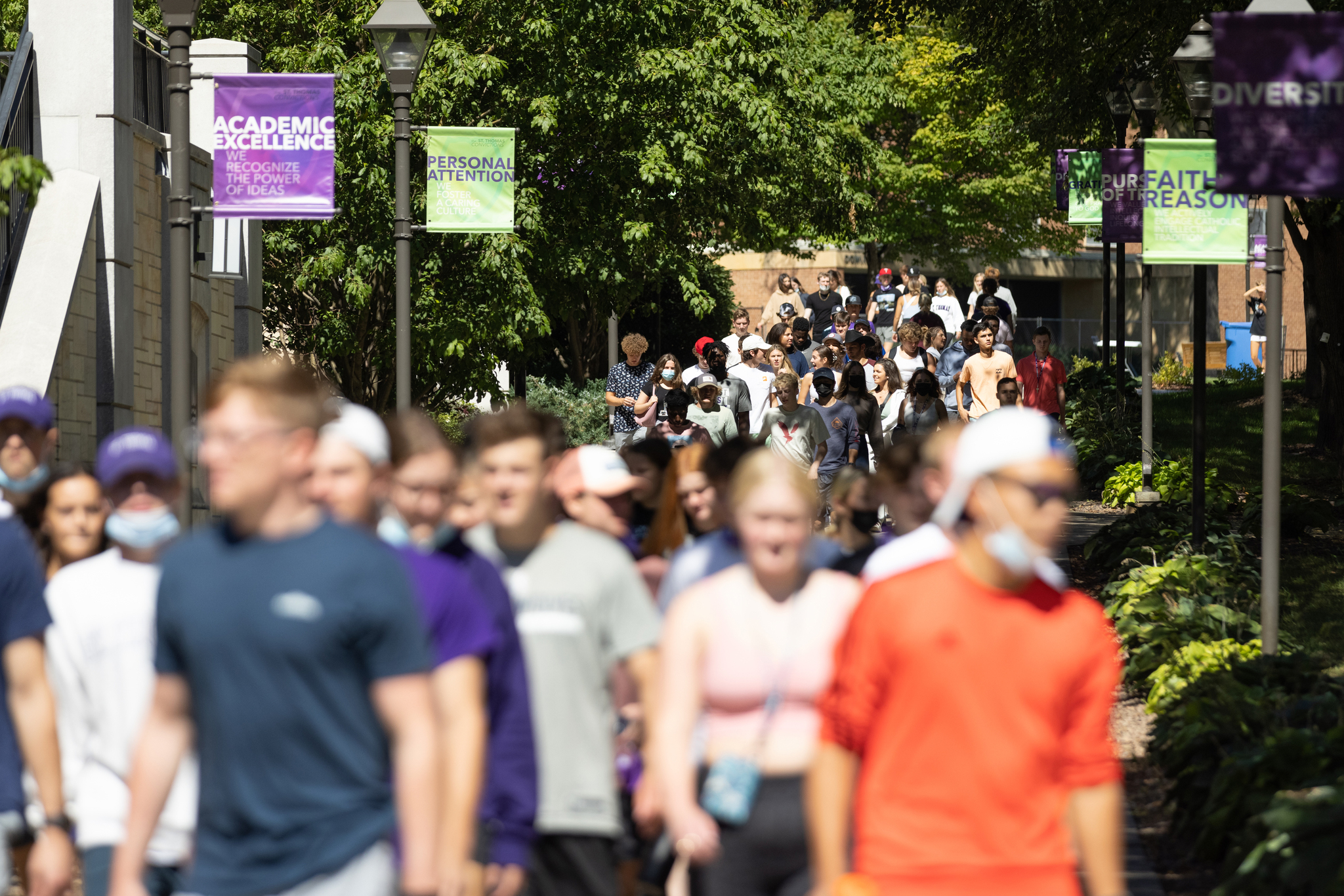 Students fill the sidewalk between the upper and lower quad during Welcome Week 